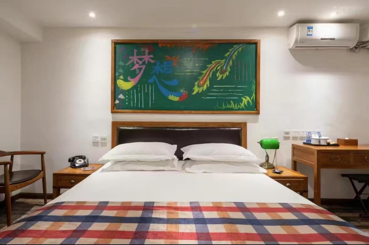 Nostalgia Hotel Beijing Guozijian Ghost Street - Near Beijing Lama Temple, Beihai Park, Jingshan Park, Drum Tower, Houhai Bar Street, Tian'Anmen Square, Located In Beijing Traditional Hutongs, 5 Minutes Away From Beixinqiao Metro Station Buitenkant foto