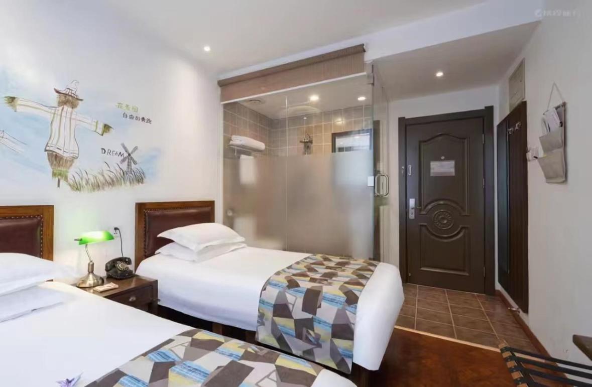 Nostalgia Hotel Beijing Guozijian Ghost Street - Near Beijing Lama Temple, Beihai Park, Jingshan Park, Drum Tower, Houhai Bar Street, Tian'Anmen Square, Located In Beijing Traditional Hutongs, 5 Minutes Away From Beixinqiao Metro Station Buitenkant foto