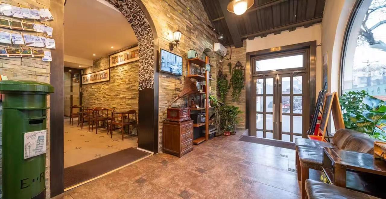 Nostalgia Hotel Beijing Guozijian Ghost Street - Near Beijing Lama Temple, Beihai Park, Jingshan Park, Drum Tower, Houhai Bar Street, Tian'Anmen Square, Located In Beijing Traditional Hutongs, 5 Minutes Away From Beixinqiao Metro Station Buitenkant foto