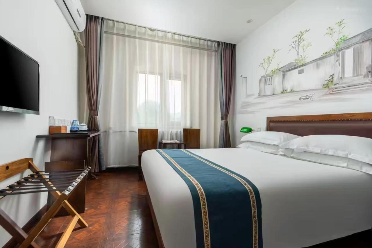 Nostalgia Hotel Beijing Guozijian Ghost Street - Near Beijing Lama Temple, Beihai Park, Jingshan Park, Drum Tower, Houhai Bar Street, Tian'Anmen Square, Located In Beijing Traditional Hutongs, 5 Minutes Away From Beixinqiao Metro Station Buitenkant foto