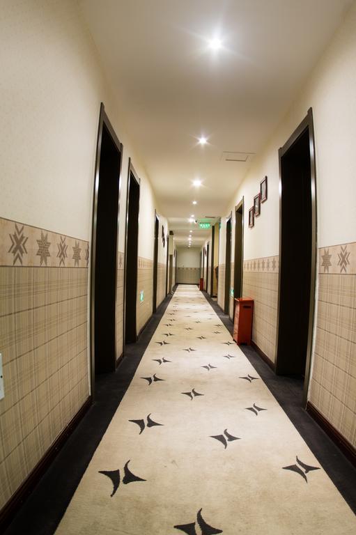 Nostalgia Hotel Beijing Guozijian Ghost Street - Near Beijing Lama Temple, Beihai Park, Jingshan Park, Drum Tower, Houhai Bar Street, Tian'Anmen Square, Located In Beijing Traditional Hutongs, 5 Minutes Away From Beixinqiao Metro Station Buitenkant foto