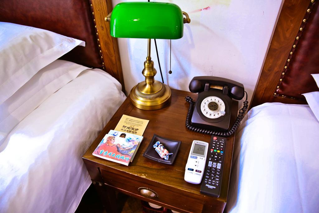 Nostalgia Hotel Beijing Guozijian Ghost Street - Near Beijing Lama Temple, Beihai Park, Jingshan Park, Drum Tower, Houhai Bar Street, Tian'Anmen Square, Located In Beijing Traditional Hutongs, 5 Minutes Away From Beixinqiao Metro Station Buitenkant foto