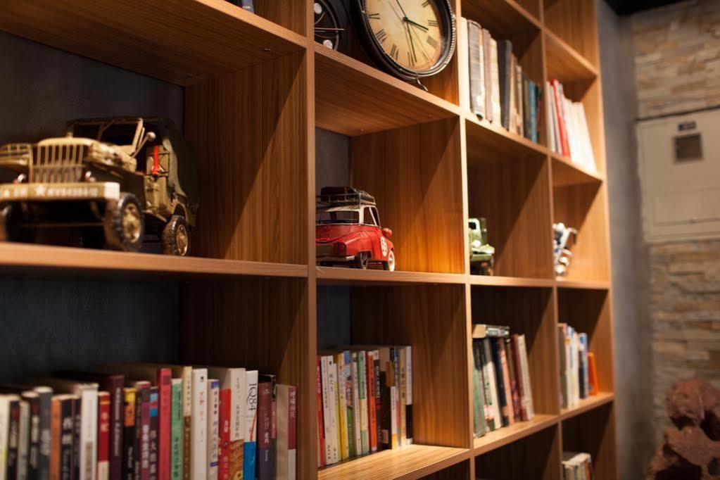 Nostalgia Hotel Beijing Guozijian Ghost Street - Near Beijing Lama Temple, Beihai Park, Jingshan Park, Drum Tower, Houhai Bar Street, Tian'Anmen Square, Located In Beijing Traditional Hutongs, 5 Minutes Away From Beixinqiao Metro Station Buitenkant foto