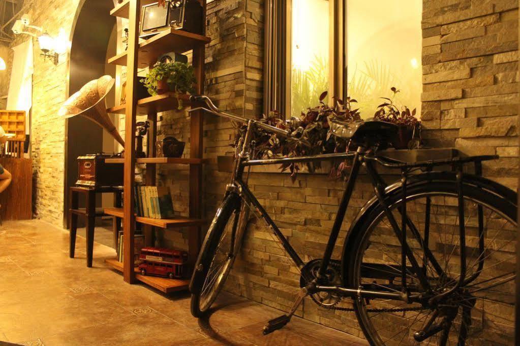 Nostalgia Hotel Beijing Guozijian Ghost Street - Near Beijing Lama Temple, Beihai Park, Jingshan Park, Drum Tower, Houhai Bar Street, Tian'Anmen Square, Located In Beijing Traditional Hutongs, 5 Minutes Away From Beixinqiao Metro Station Buitenkant foto